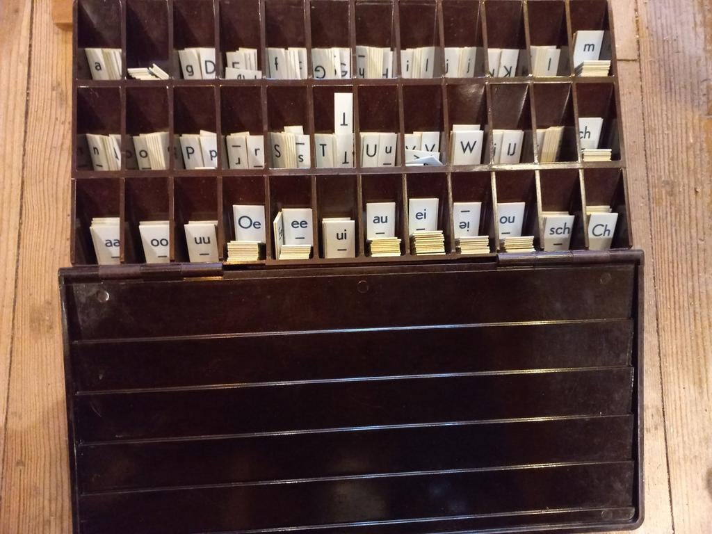 Leesplankje met bakelieten letterdoos, Ophalen of Verzenden