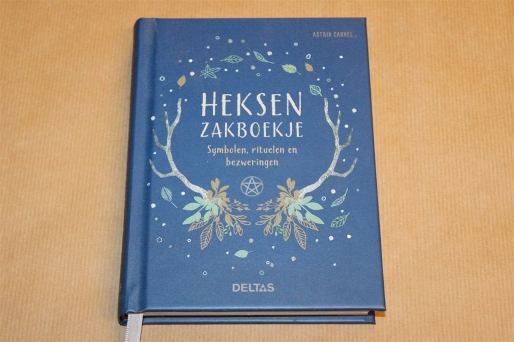 Heksen Zakboekje - Symbolen, rituelen en bezweringen, Ophalen of Verzenden, Zo goed als nieuw, Overige onderwerpen, Achtergrond en Informatie