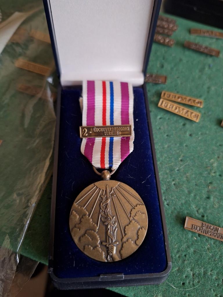 Hvo/him medaille met gesp 2luchtverdedeging turkije, Ophalen of Verzenden, Landmacht, Nederland, Lintje, Medaille of Wings