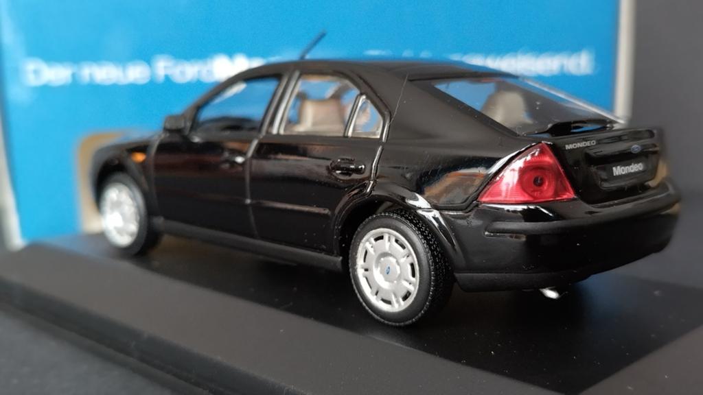 Ford Mondeo hatchback 1:43 Minichamps Pol, Hobby en Vrije tijd, Modelauto's | 1:43, Auto, Verzenden, ., Nieuw