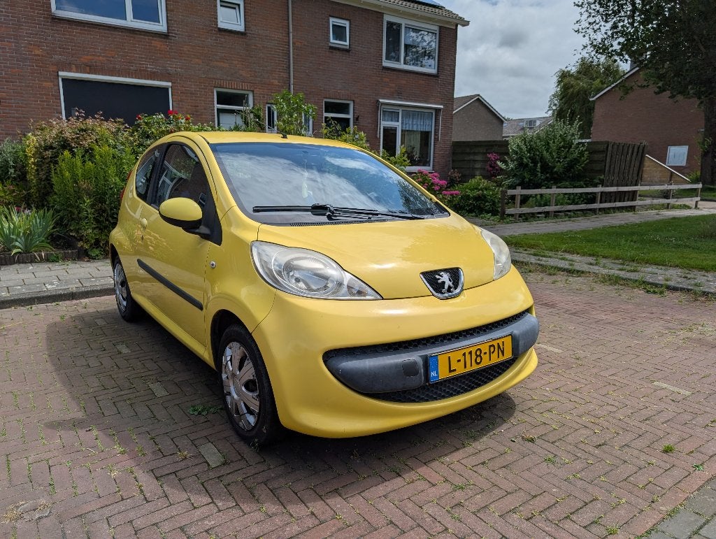 Peugeot 107 Kanarie Geel, Auto's, Stof, 765 kg, 68 pk, Geel