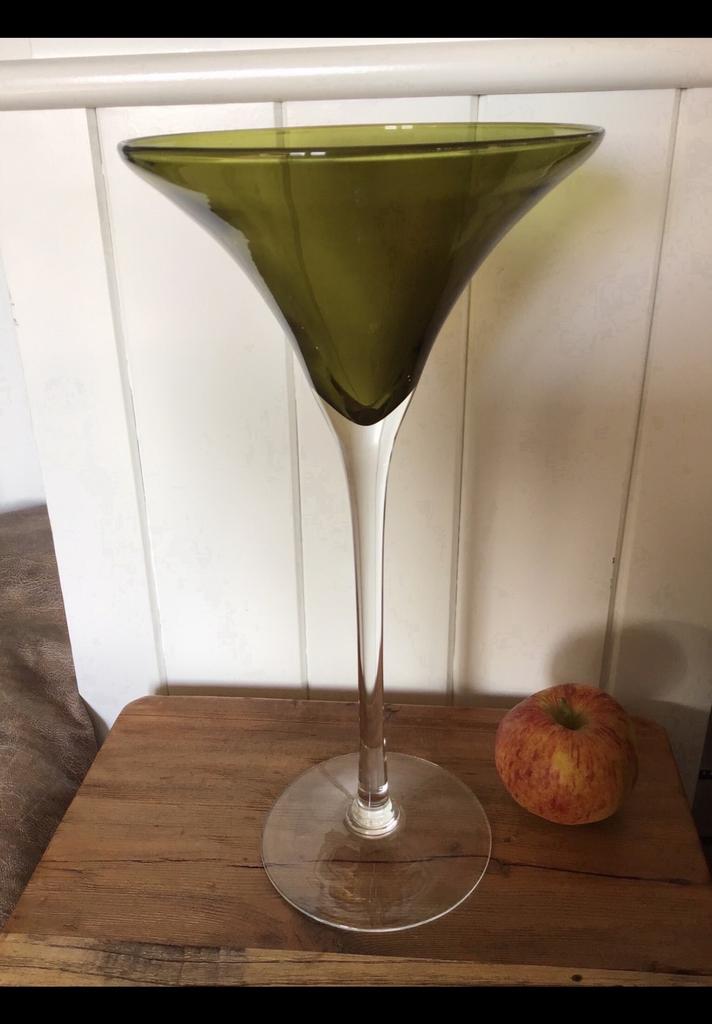 Groene hoge glazen vaas op voet Martini glas vaas 40 cm hoog, Huis en Inrichting, Woonaccessoires | Vazen, Ophalen of Verzenden