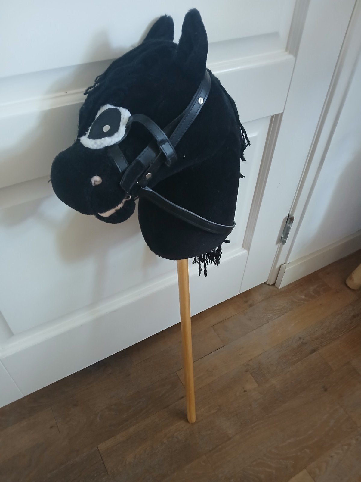 Zwart stokpaard met hoofdstel, Ophalen