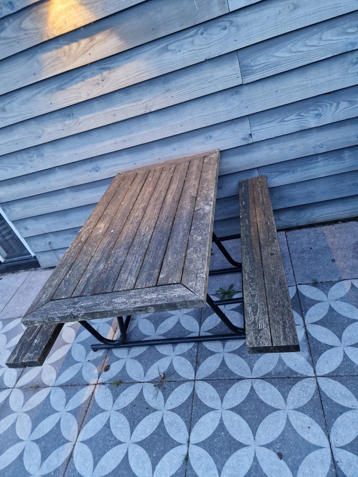 Robuuste houten picknicktafel met metalen onderstel, Ophalen, Gebruikt, Rechthoekig, Hout