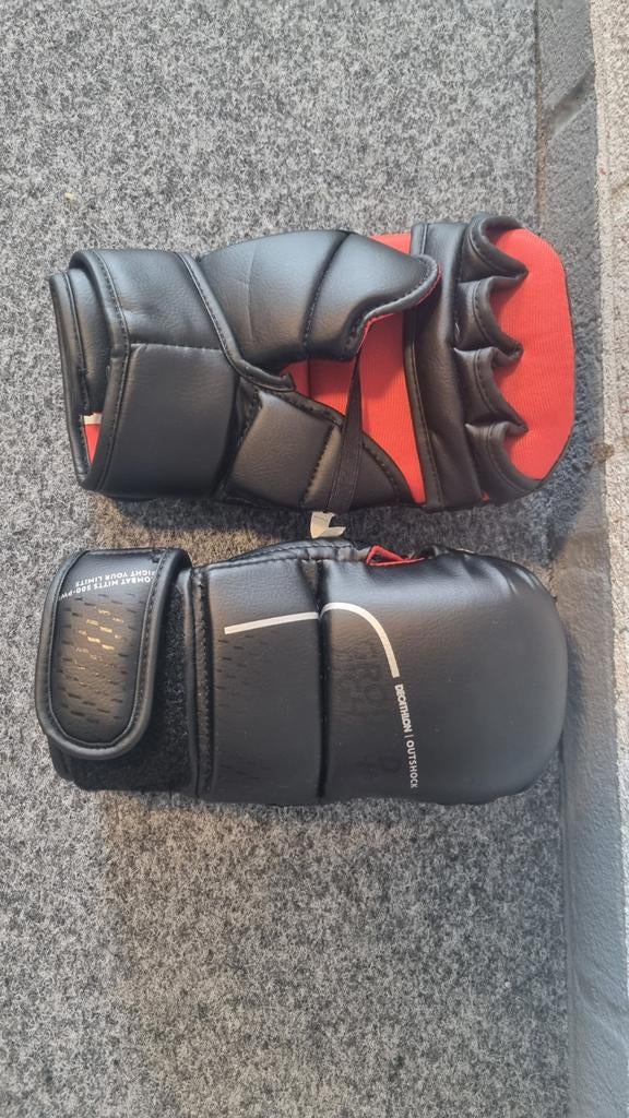 Decathlon Outshock MMA handschoenen - Zwart/Rood, Ophalen, Zo goed als nieuw, Bokshandschoenen
