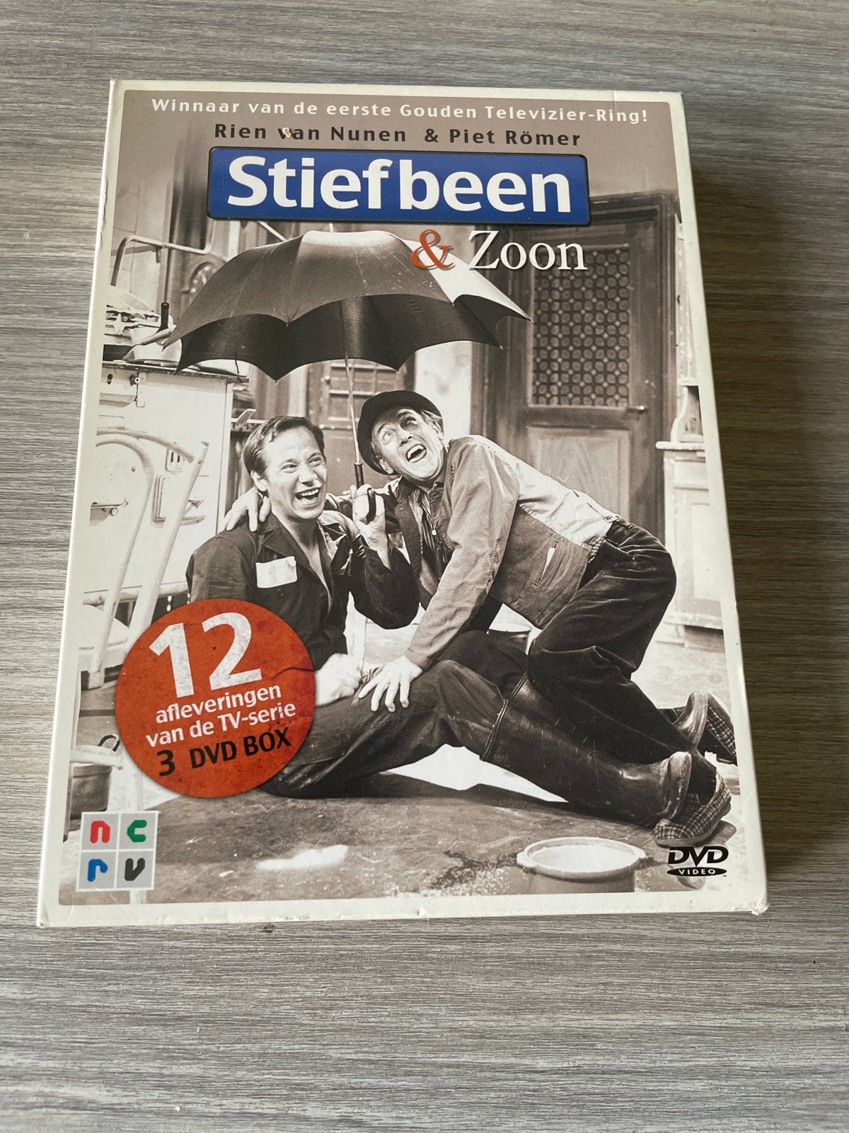Stiefbeen & Zoon - 12 afleveringen TV-serie 3 DVD BOX, Cd's en Dvd's, Dvd's | Tv en Series, Gebruikt, Komedie, Overige seizoenen