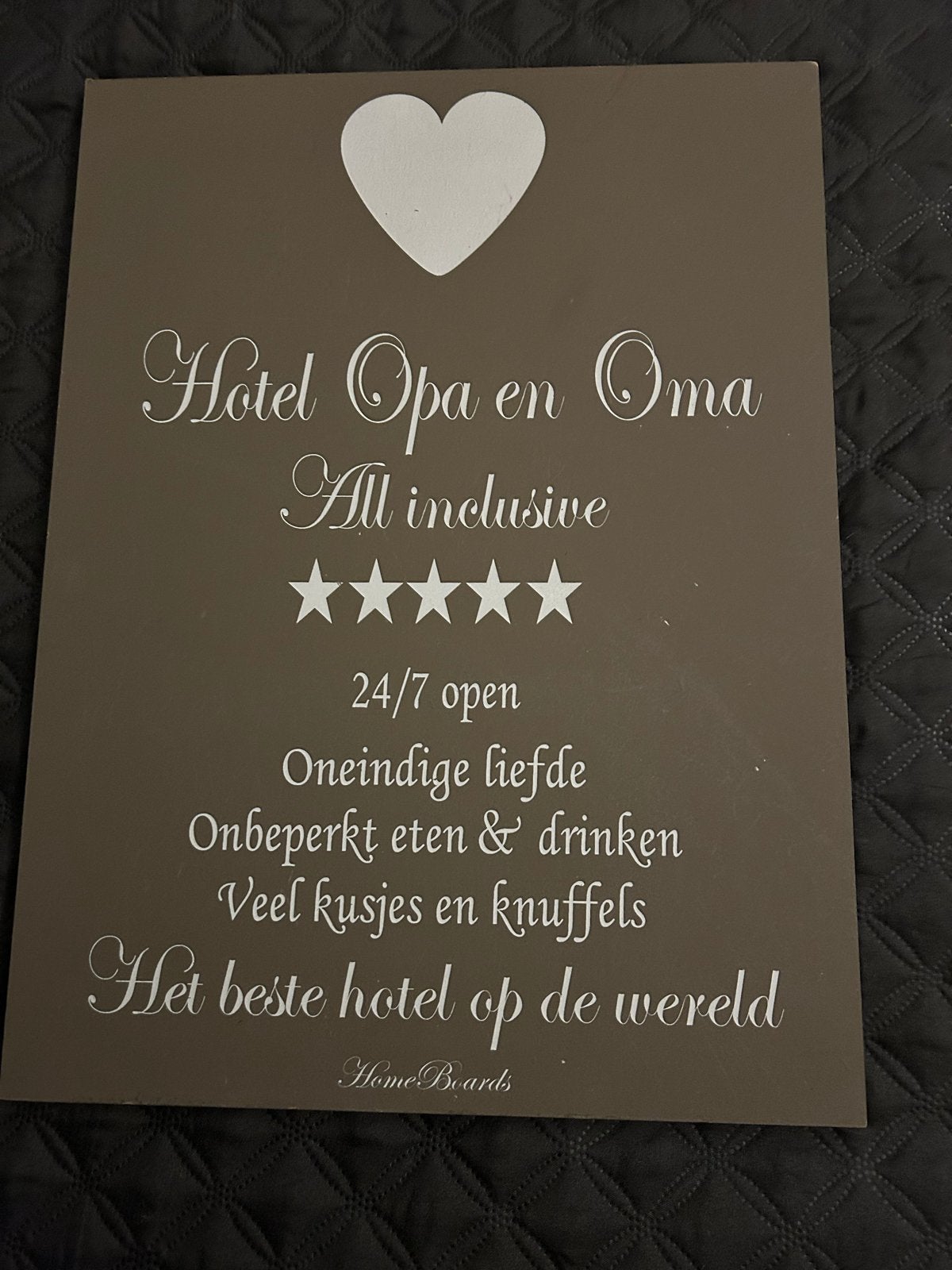 Hotel Opa en Oma All Inclusive - Het beste hotel ter wereld, Hout, Ophalen of Verzenden, Bruin, Landelijk