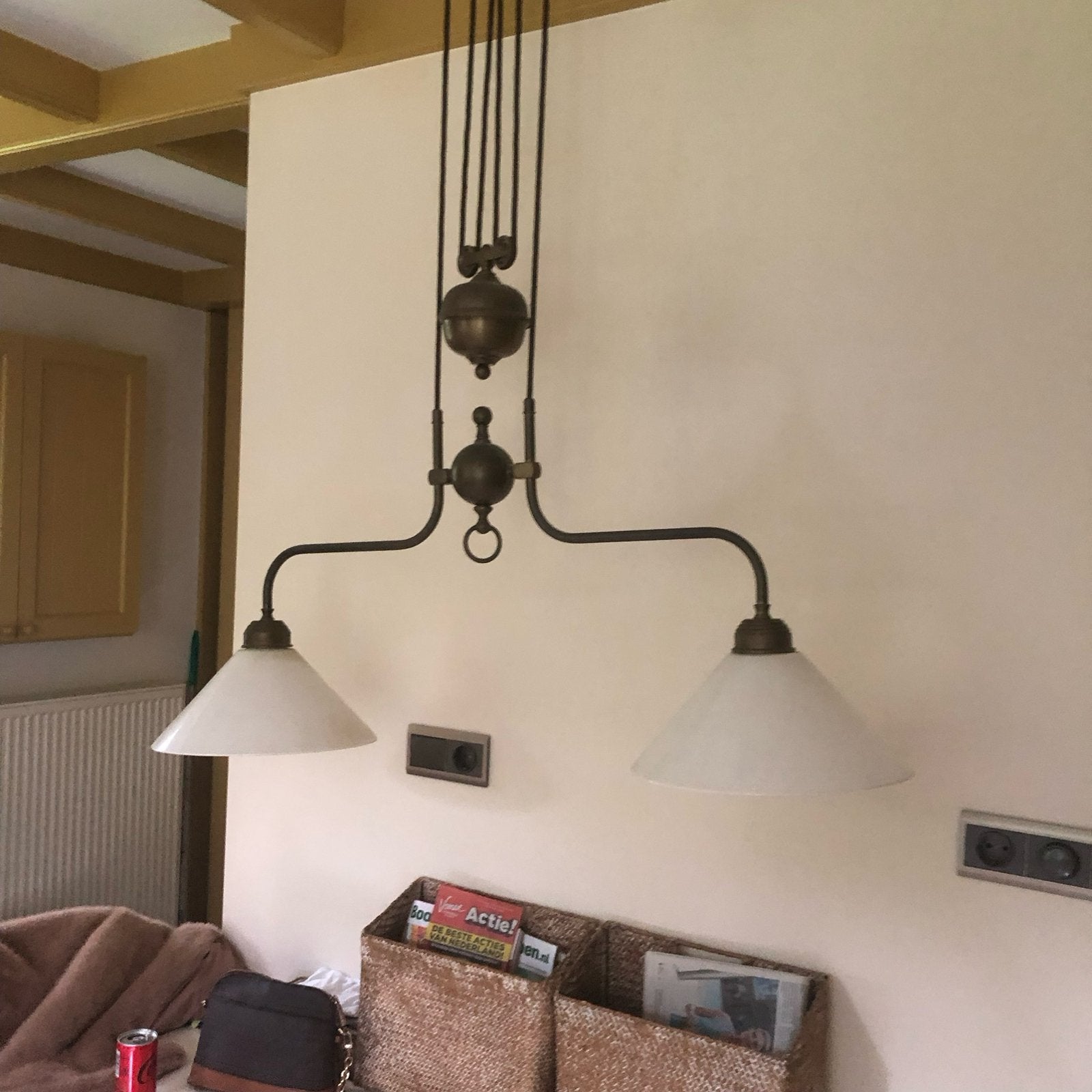 Klassieke messing hanglamp met 2 melkglazen kappen, Ophalen, Gebruikt, Metaal