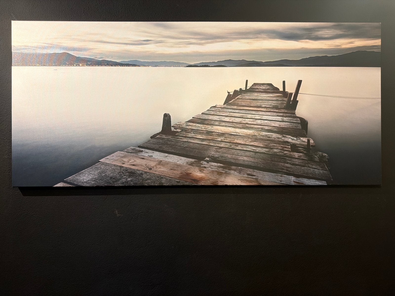 Schilderij: Uitzicht op meer met steiger en bergen, Ophalen, Textiel, Op houten frame, Landschap