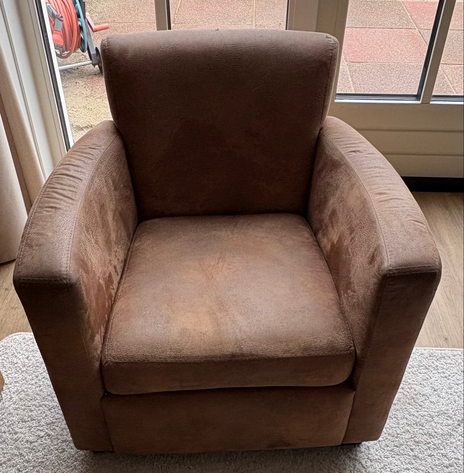 Gratis ophalen!  Leuke 2-zits bank met bijbehorende stoel, Ophalen, Gebruikt, 150 tot 200 cm, Tweepersoons