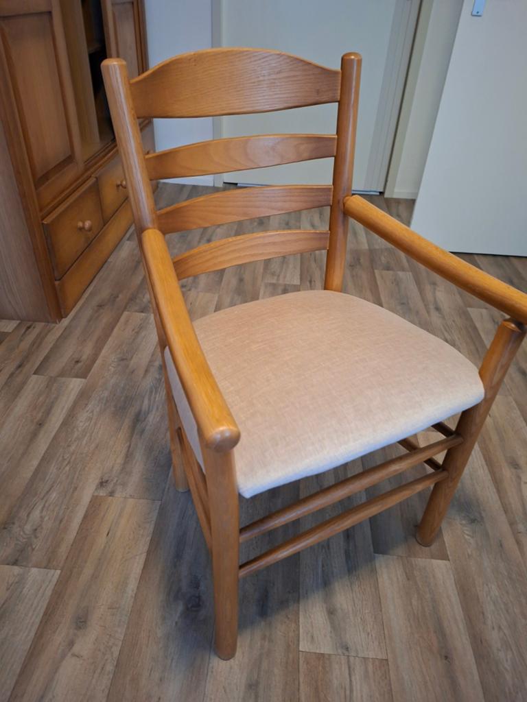 Houten eetkamerstoel met armleuningen en stoffen zitting, Huis en Inrichting, Stoelen, Gebruikt, Bruin, Ophalen of Verzenden, Stof