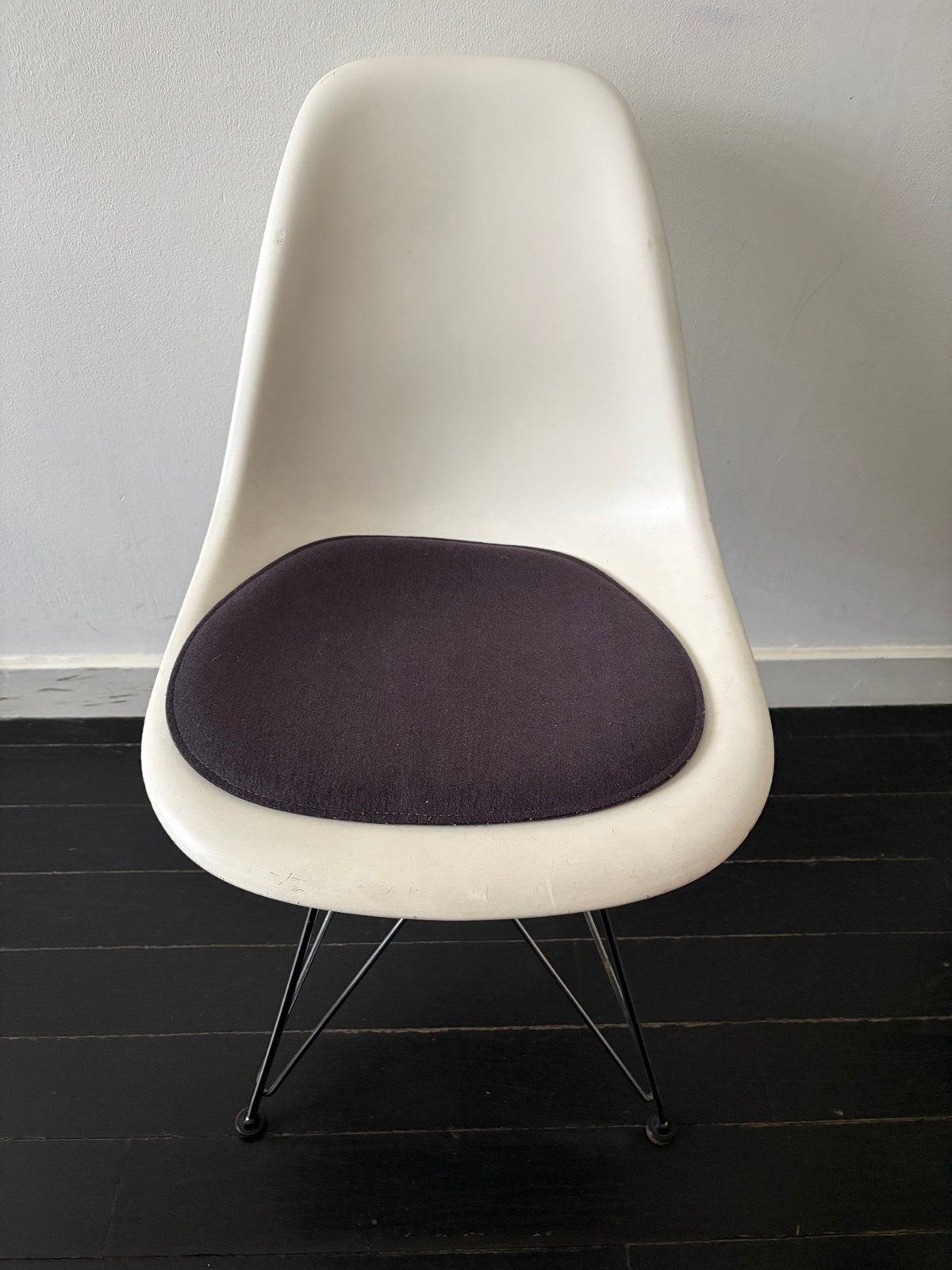 6 Vitra Eames Kuipstoelen met metalen onderstel, Ophalen, Kunststof, Gebruikt, Wit