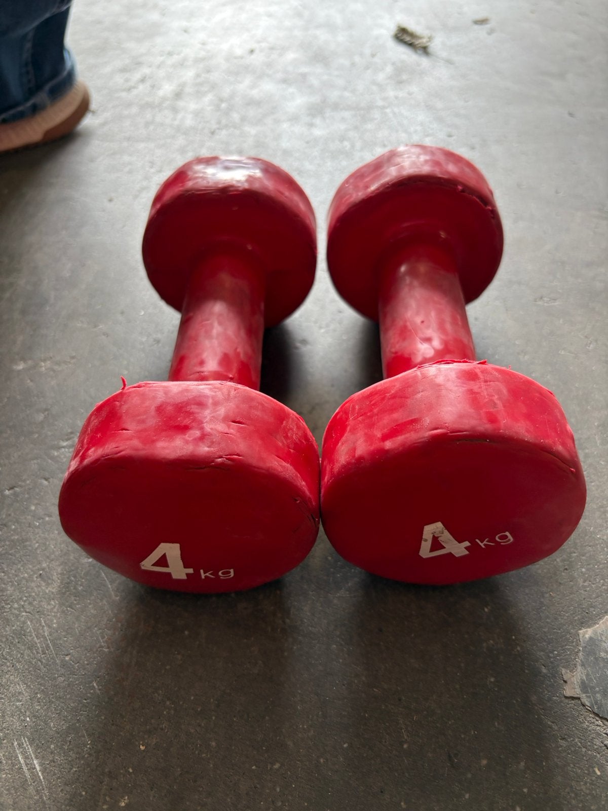 2 x 4 kg rubberen dumbbels gewichten, Sport en Fitness, Gebruikt, Ophalen of Verzenden, Rood, 2 x 4 kg