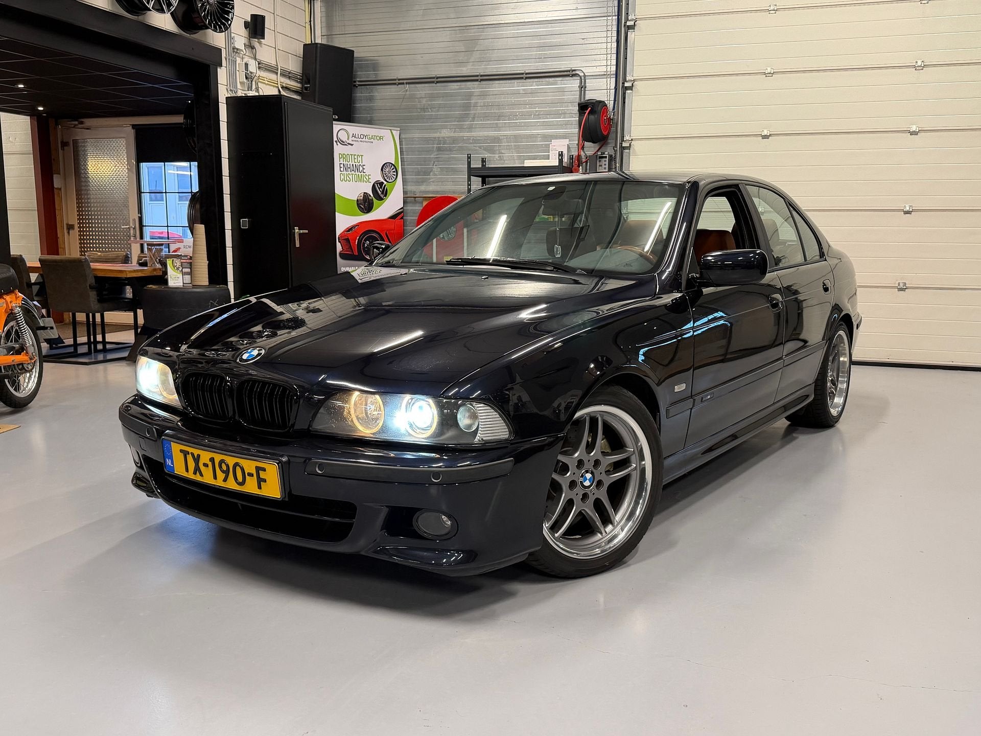 BMW 520 i 2.2 170pk Individual 18" M-Sport,Xenon,Leder,Clima, Zwart, Handgeschakeld, 169 pk, 1470 kg