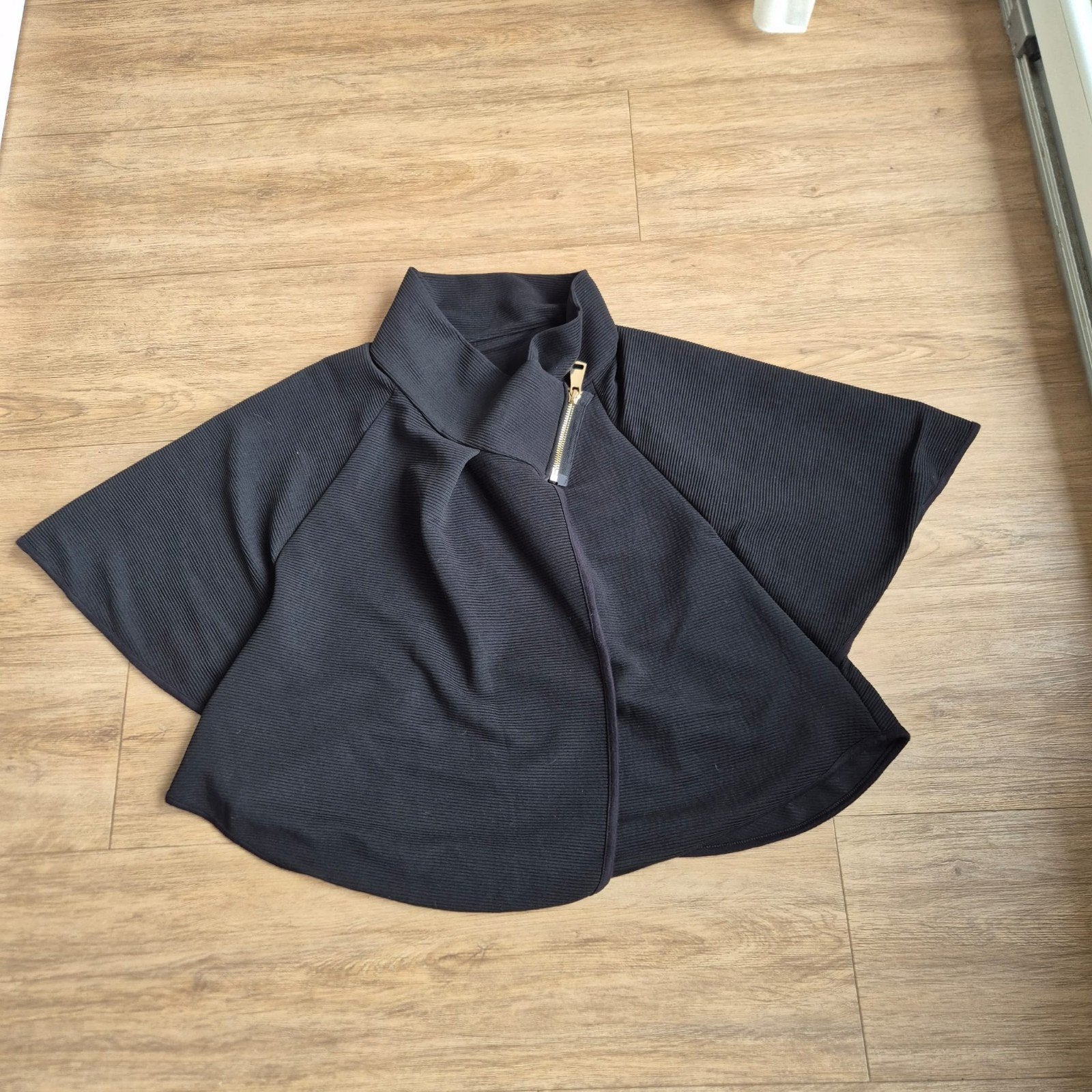 Zwart jasje /cape, Maat 38/40 (M), Zwart, Ophalen of Verzenden, Zo goed als nieuw
