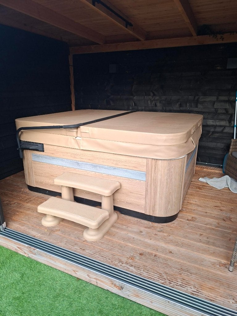 jacuzzi met warmtepomp, Ophalen, Zo goed als nieuw, Afdekzeil, Vast