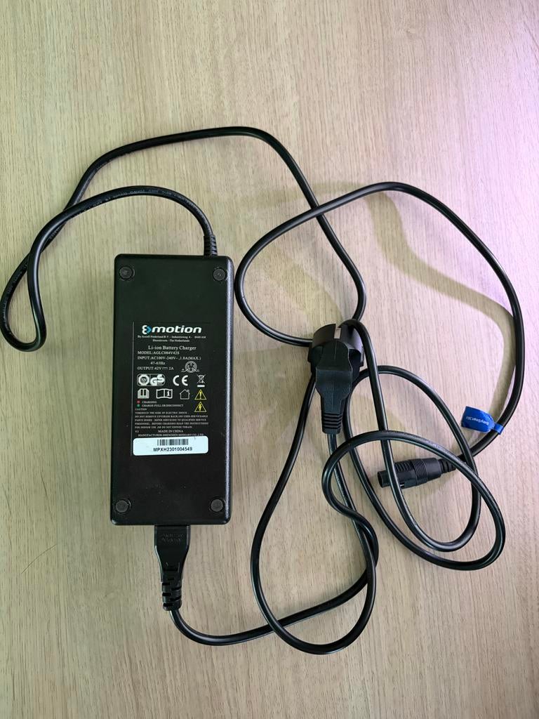 E-motion Li-ion Acculader AGLC084V42S, Fietsen en Brommers, Ophalen of Verzenden, Zo goed als nieuw