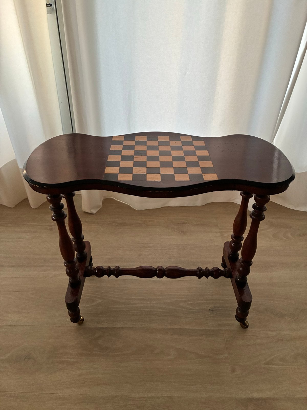 Klassieke schaaktafel met sierlijke poten, Ophalen