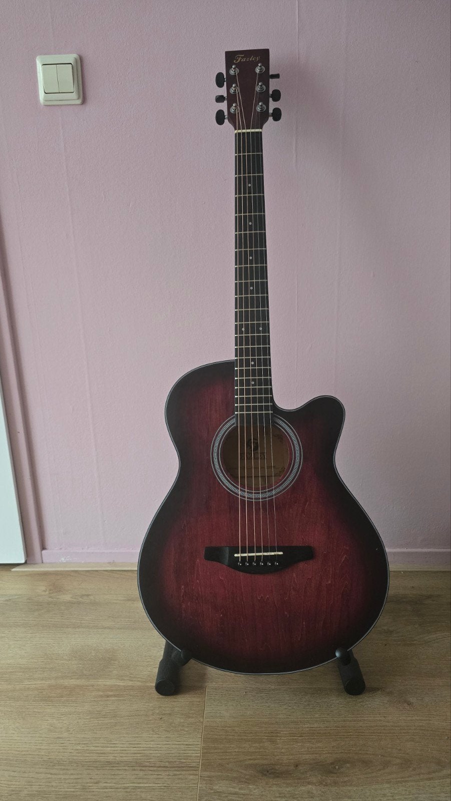 Fazley akoestische western gitaar + Innox standaard, Ophalen, Zo goed als nieuw, Western- of Steelstringgitaar