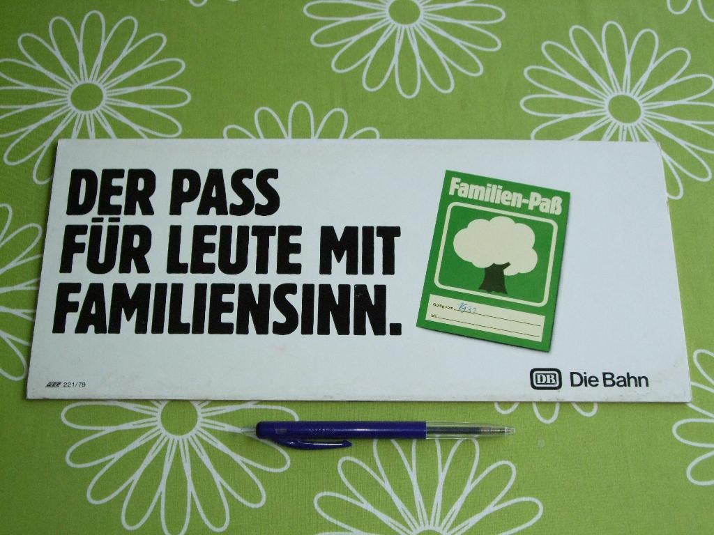 Die Bahn - reclamebord - Der pass für leute mit familiensinn, Verzamelen, Spoorwegen en Tramwegen, Ophalen of Verzenden, Gebruikt
