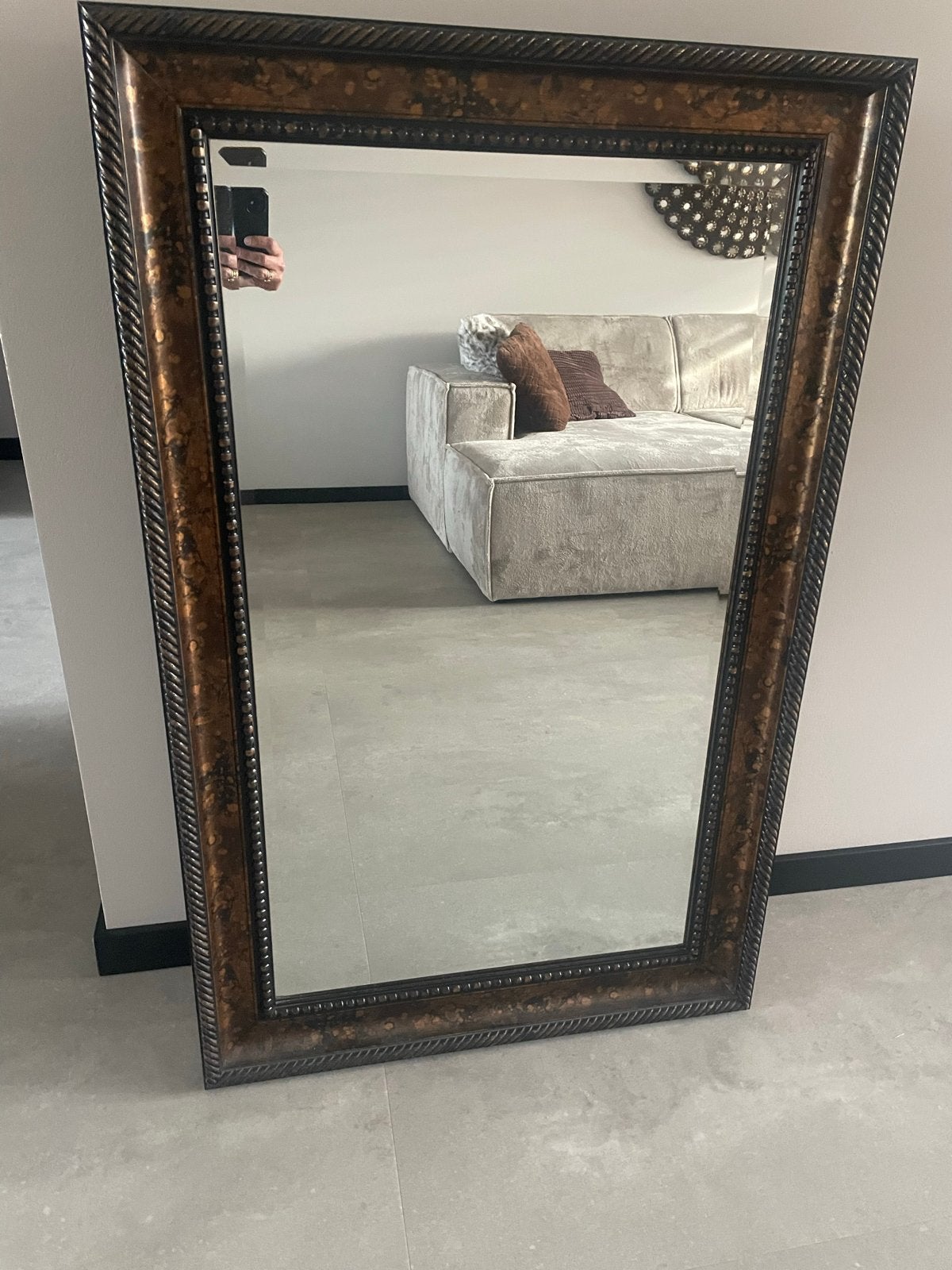Grote spiegel met sierlijke lijst bruin / brons, Huis en Inrichting, Woonaccessoires | Spiegels, Ophalen, 100 tot 150 cm, Zo goed als nieuw