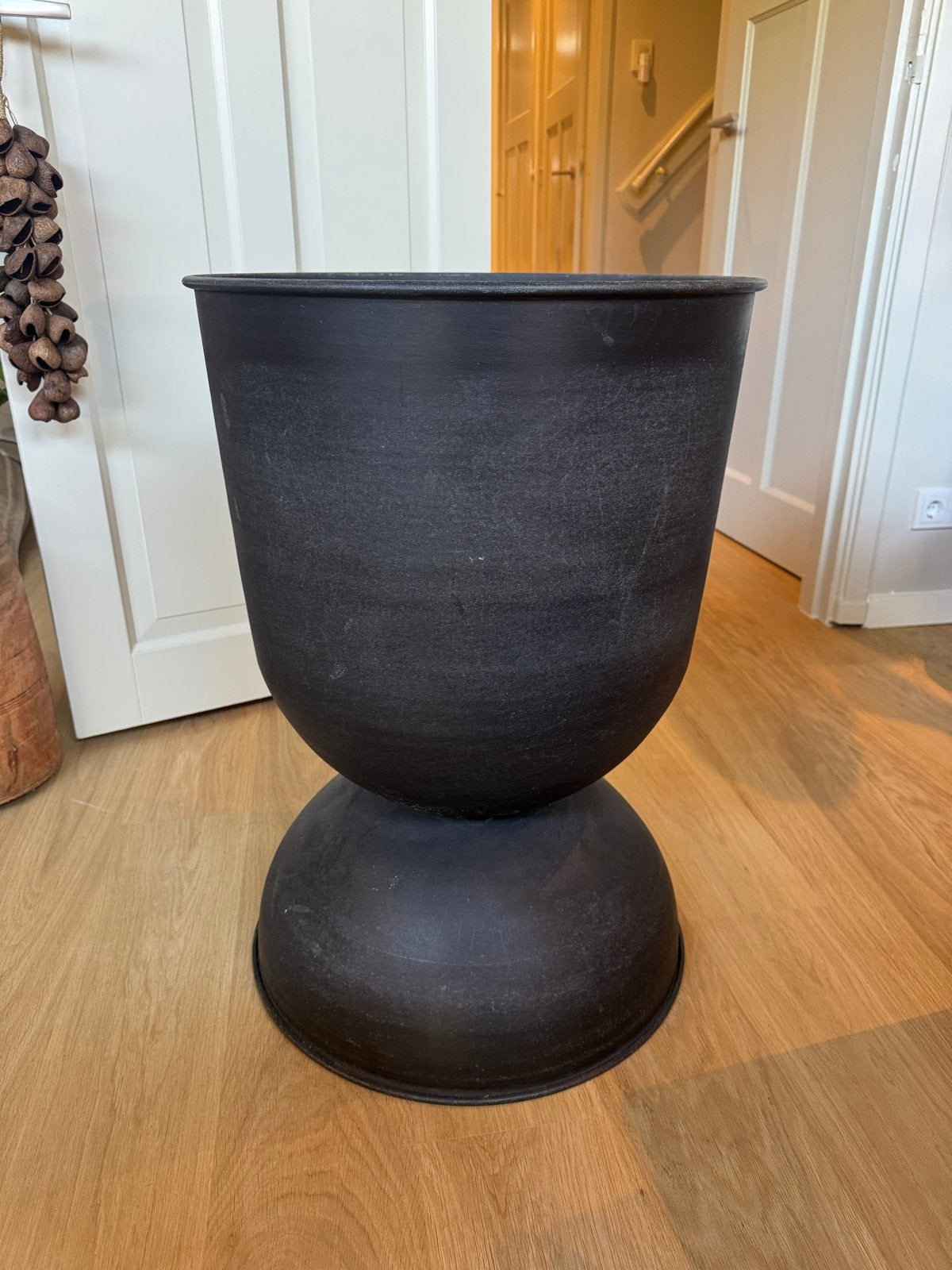 Ferm Living Hourglass Plantenpot Zwart 50x73 cm, Ophalen of Verzenden, Gebruikt, Rond