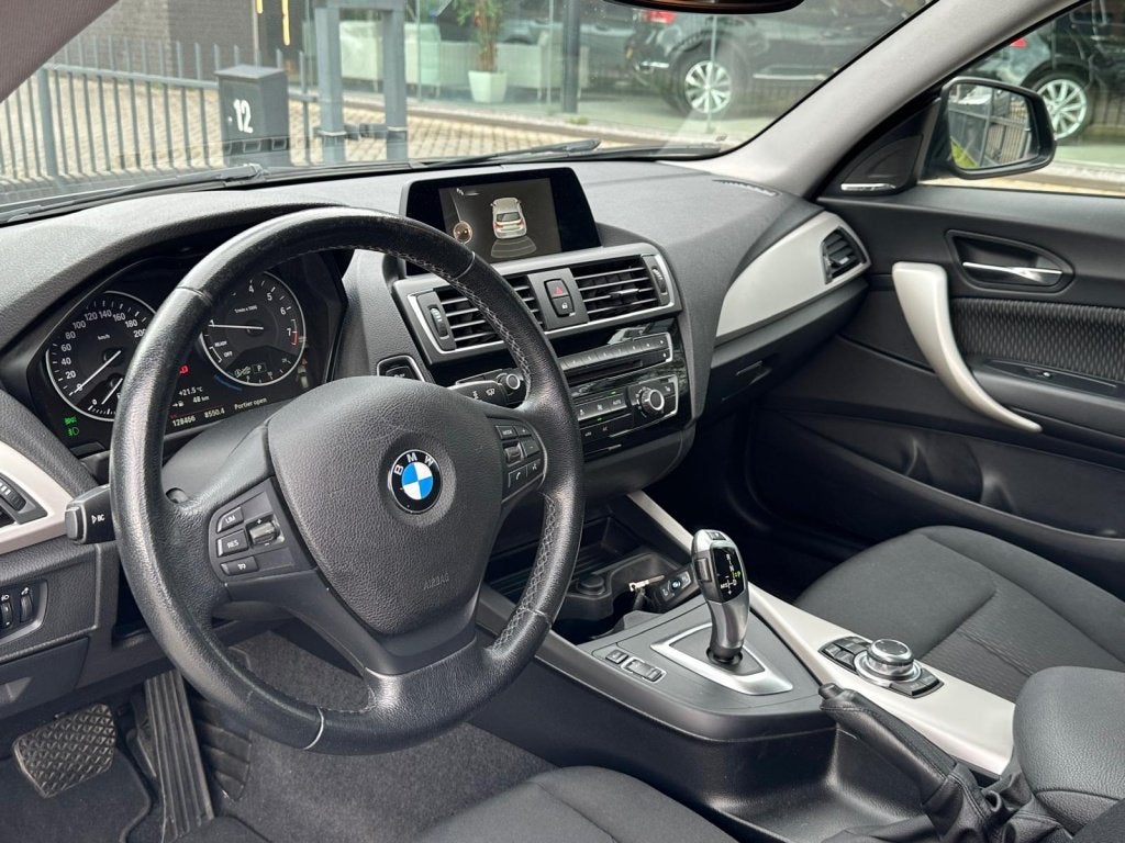 BMW 1-serie 118i Corporate Lease Executive | Automaat | Navi, Auto's, Gebruikt, 1290 kg, 4 stoelen, Zwart