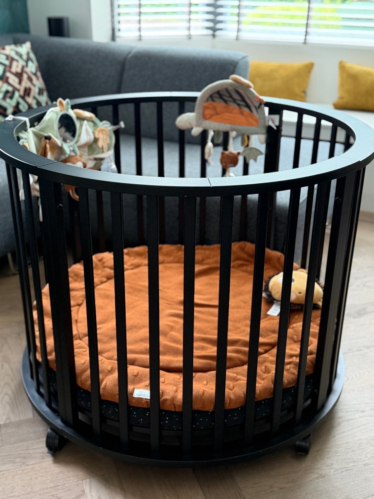 Europe Baby ronde babybox zwart met matras & accessoires, Ophalen, Zo goed als nieuw, Rond, In hoogte verstelbaar