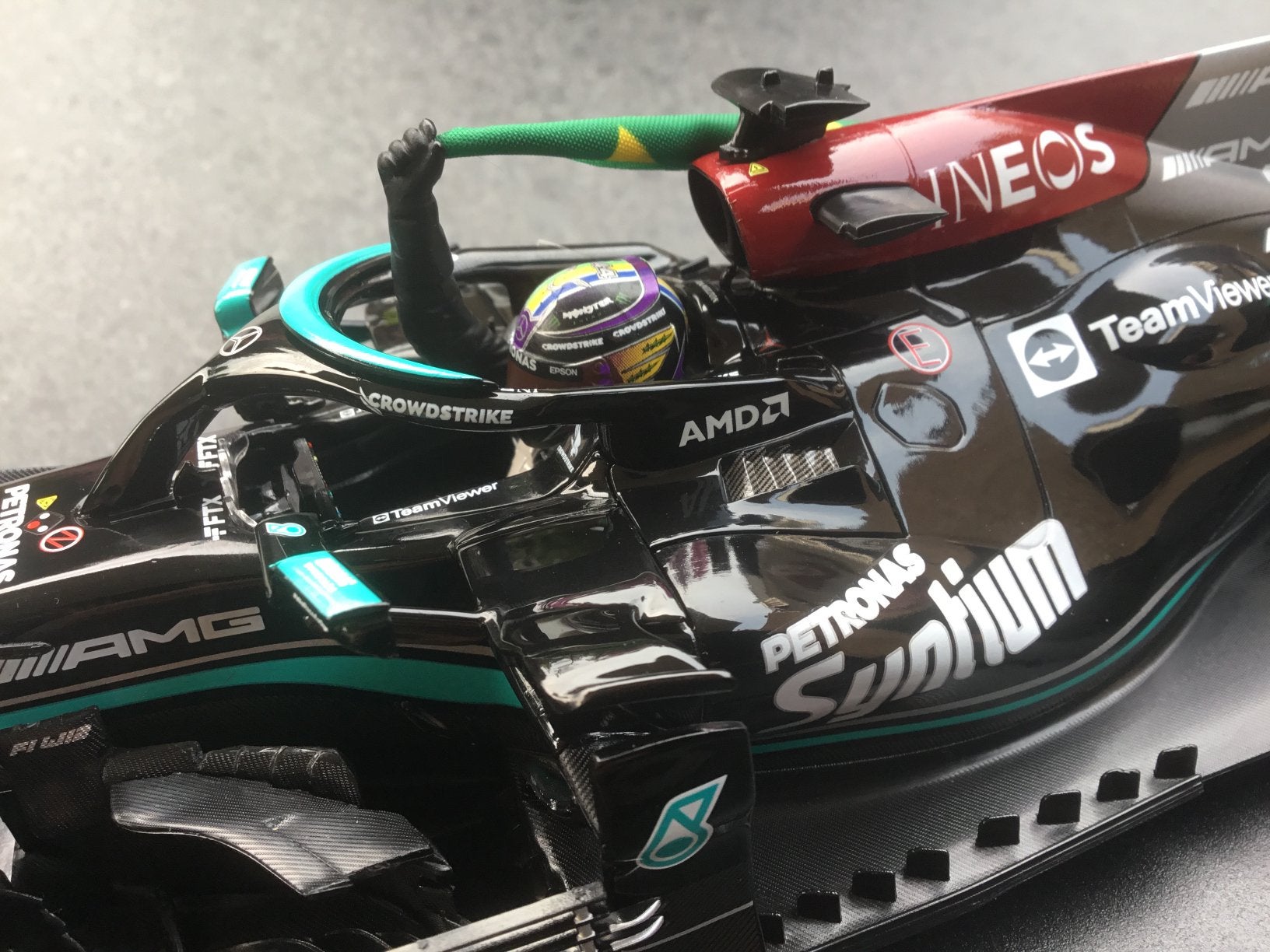 Hamilton Mercedes-AMG W12E GP Brasil 21 Minichamps+vlag lim., Ophalen of Verzenden, Zo goed als nieuw, MiniChamps
