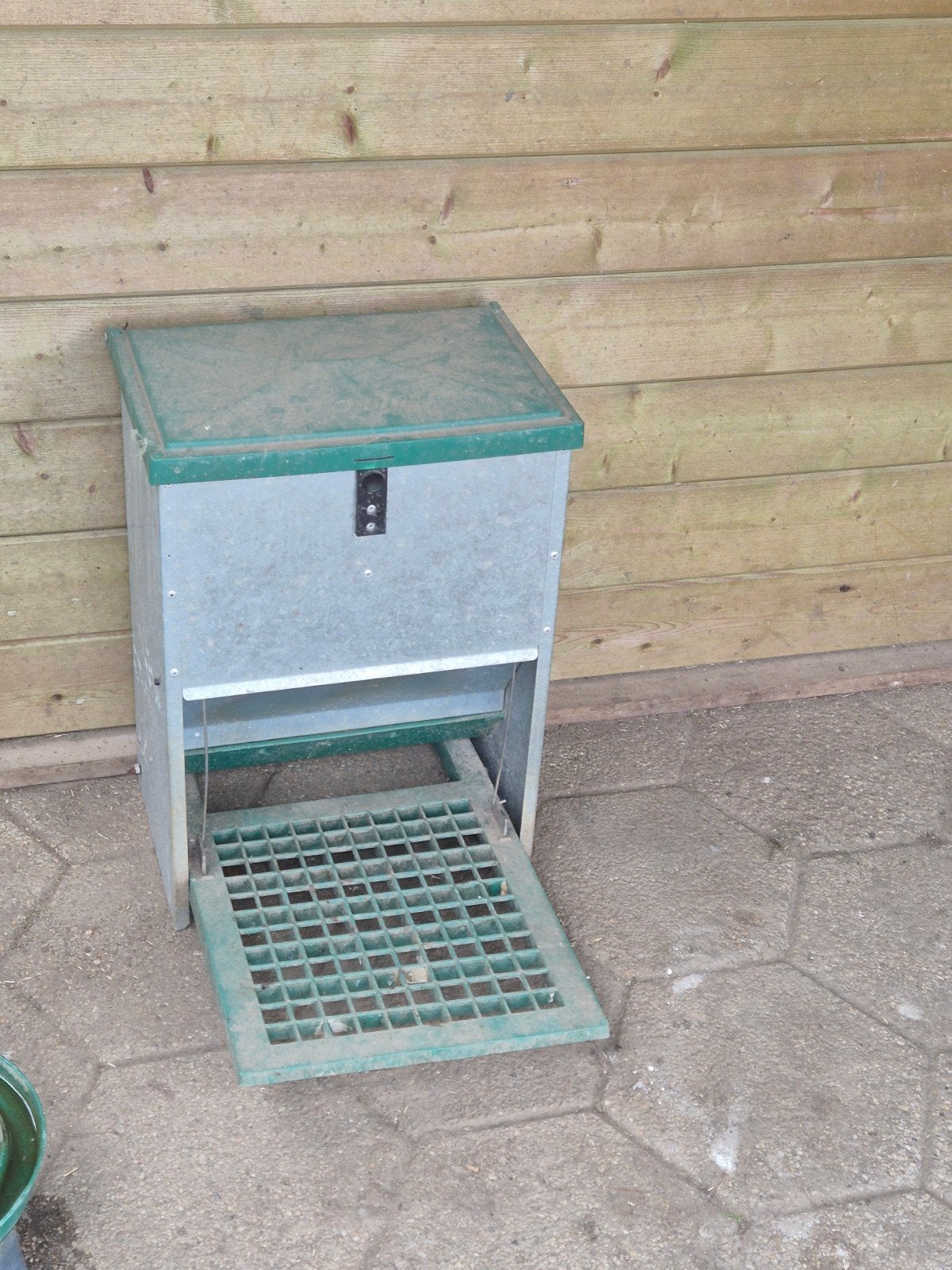 Feedomatic automatischrle voebak voor 8 kg voer, Dieren en Toebehoren, Pluimvee | Toebehoren, Ophalen, Drinken en Voederen