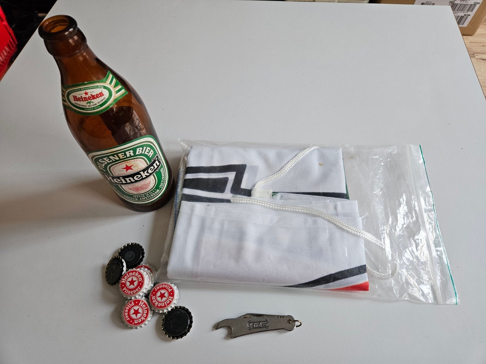 vintage Heineken bierfles opener magneetdoppen en vlag, Verzamelen, Biermerken, Ophalen of Verzenden, Gebruikt, Heineken