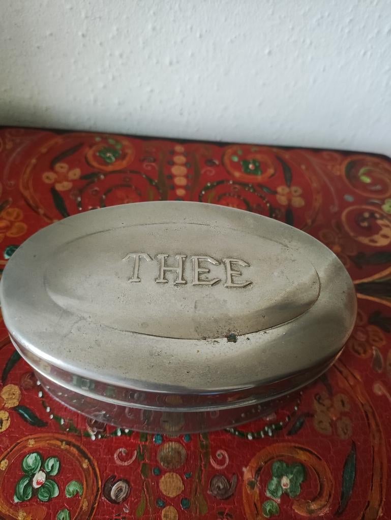 Mooi vintage metalen theedoosje met 7 lepels/suikerschepjes, Verzenden