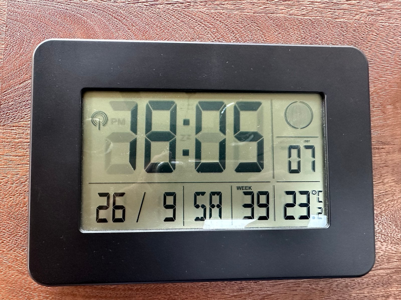 Digitale klok met temperatuurweergave, Huis en Inrichting, Radiogestuurd, Ophalen of Verzenden, Zo goed als nieuw, Digitaal