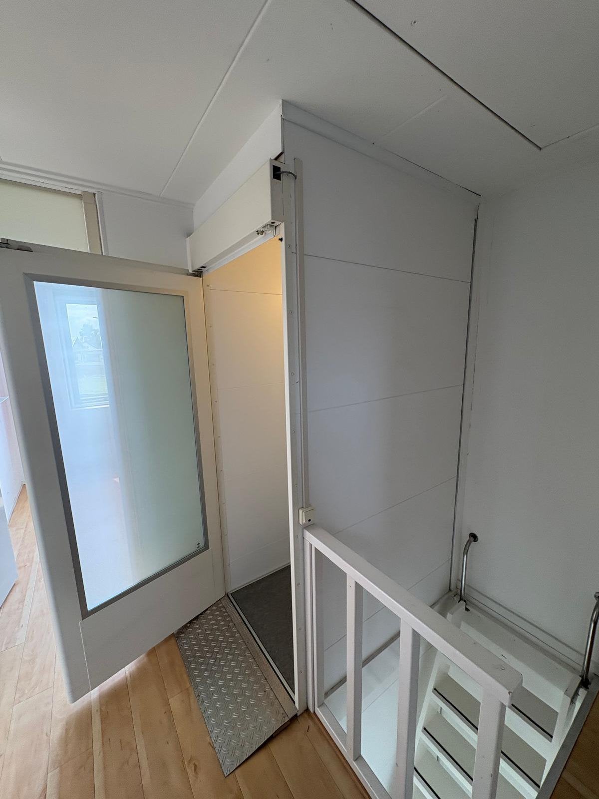 Huislift/plateaulift, Diversen, Trapliften, Zo goed als nieuw, Recht, Ophalen