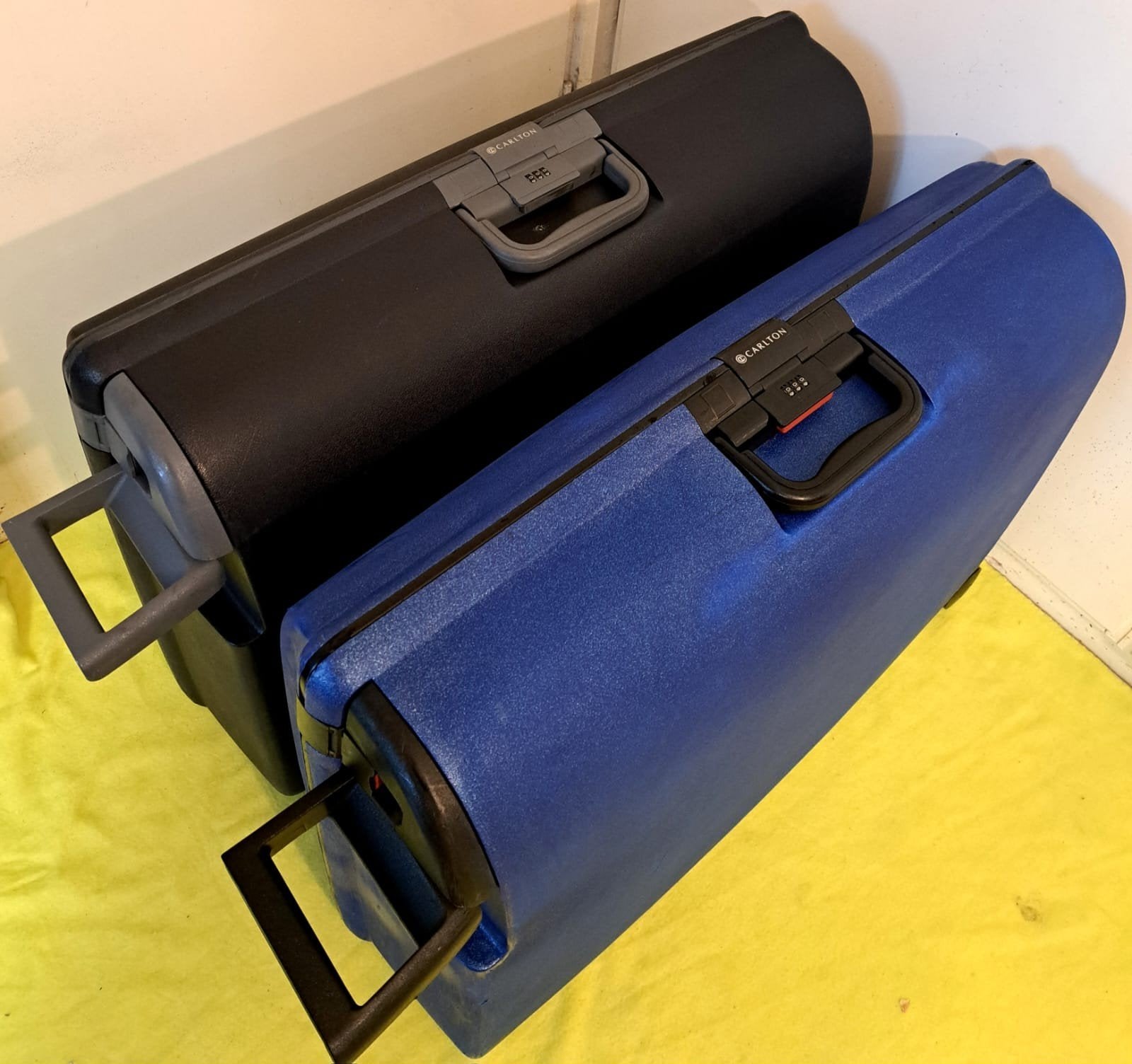 Mag weg per stuk €20. 

Carlton 2 grote koffers hardcase k, Sieraden, Tassen en Uiterlijk, Koffers, Hard kunststof, Slot, Ophalen of Verzenden