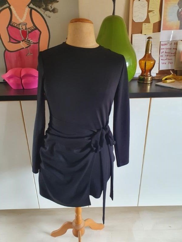 Nieuw! mooie zwarte overslagjurk van Cider maat 42!, Kleding | Dames, Jurken, Verzenden, Zwart, Maat 42/44 (L), Nieuw