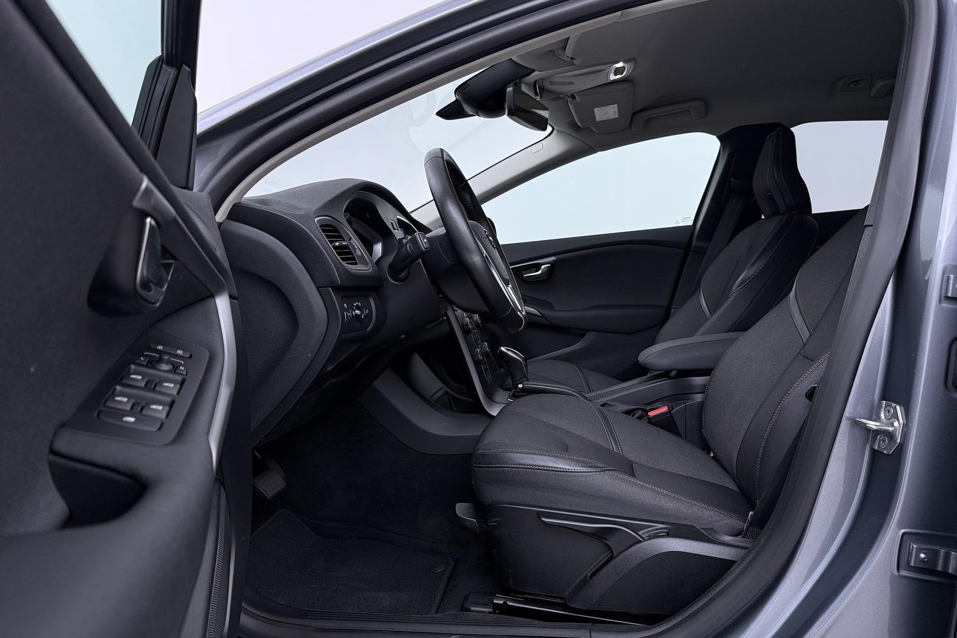 Volvo V40 2.0 T4 AWD Momentum | Trekhaak | Navigatie | Stoel, Automaat, Gebruikt, Euro 6, 1969 cc