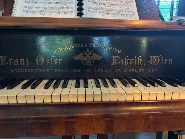 kleine vleugel piano, Muziek en Instrumenten, Piano's, Ophalen, Gebruikt, Bruin, Vleugel