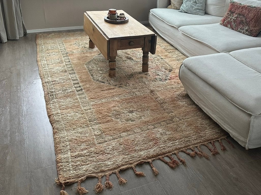 Uniek zalmkleurig Berber kleed wol met creme groene accenten, Huis en Inrichting, Ophalen, 100 tot 150 cm, Boho, 200 cm of meer