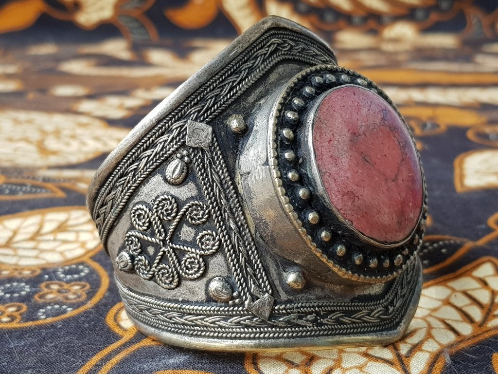 Mooie antieke armband uit Nepal van zilverbrons met steen., Antiek en Kunst, Sieraad, Handgemaakt, Ophalen of Verzenden, Meerkleurig