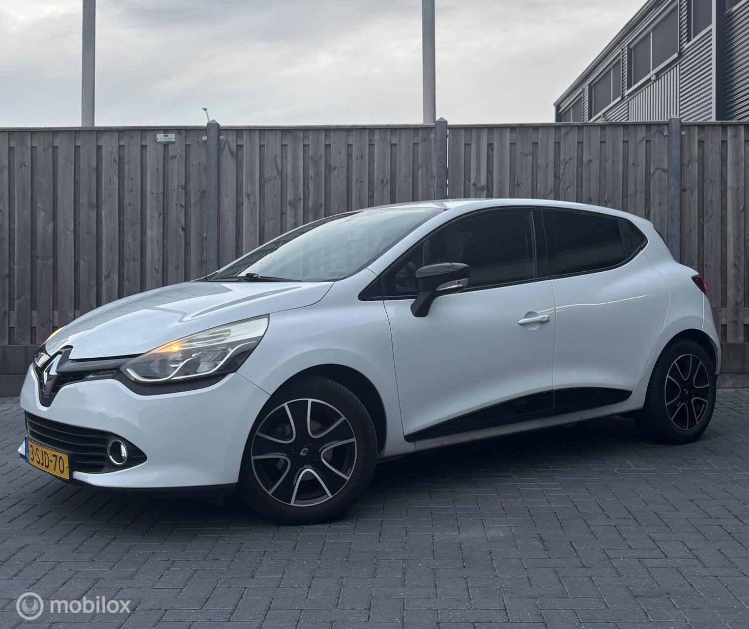 Renault Clio 0.9 TCe Expression/CRUISE/NAVI/BLUETOOTH/NAP/, Voorwielaandrijving, Stof, Gebruikt, Zwart