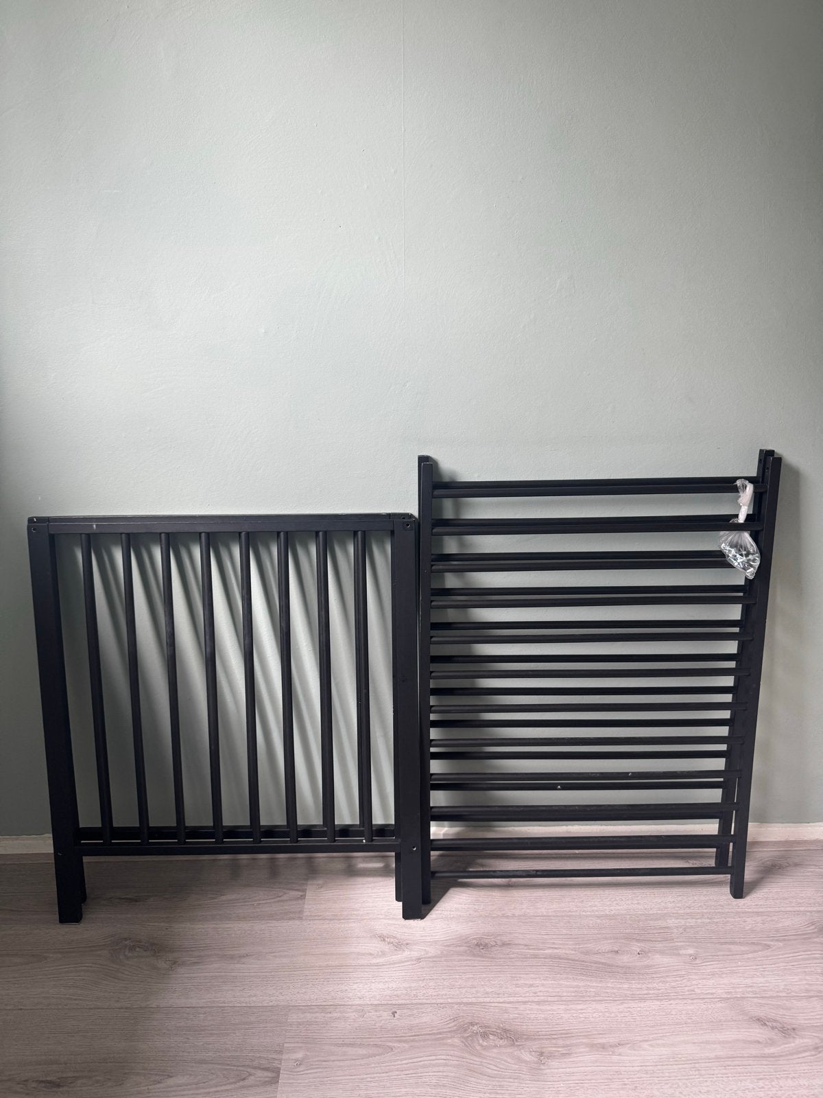 ZSM OPHALEN! Europe Baby Ledikant met Puck Matras - Zwart, Kinderen en Baby's, Ophalen, Gebruikt, Ledikant