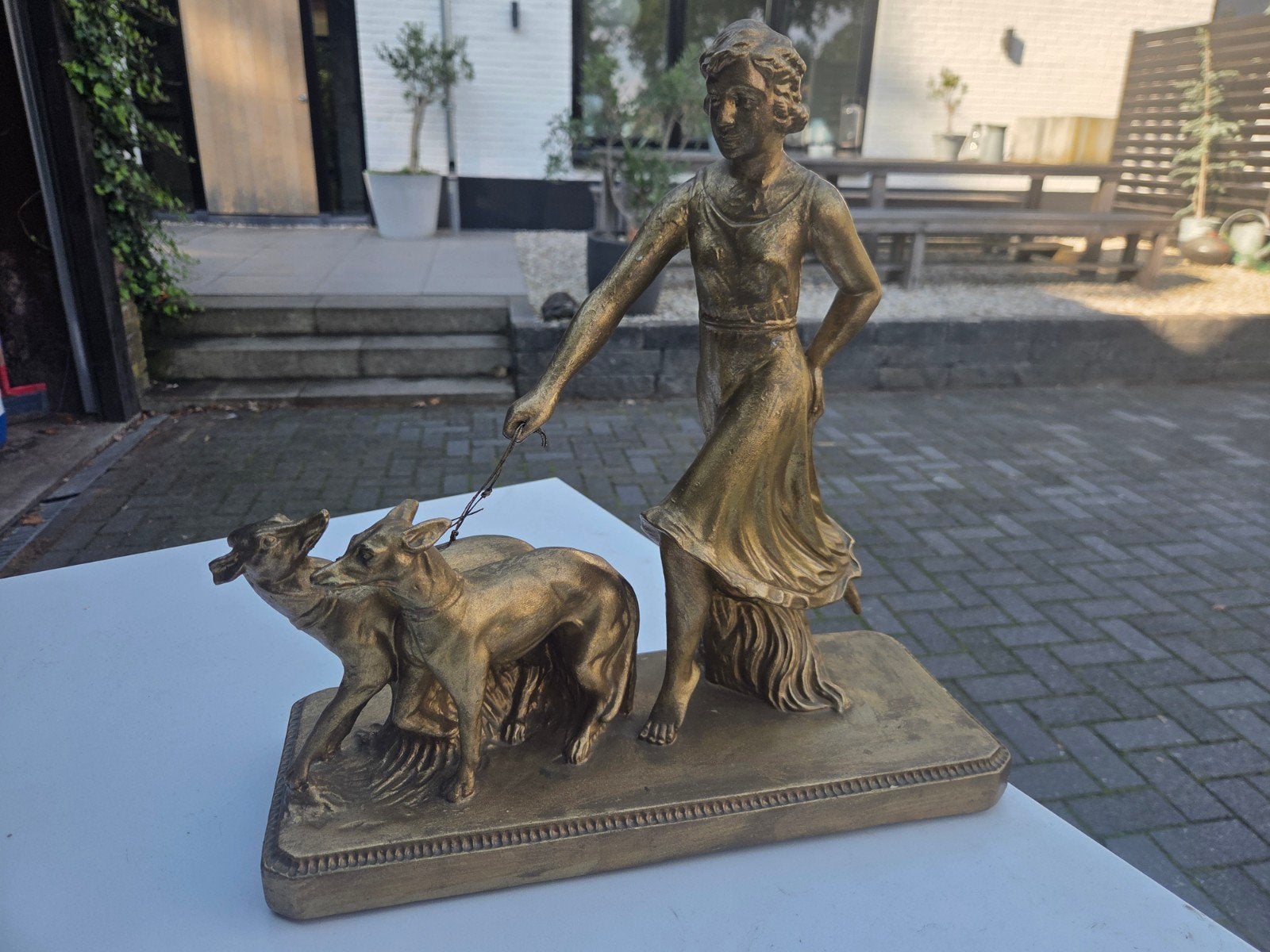 Art Deco beeld vrouw met windhonden, gesigneerd Giunta