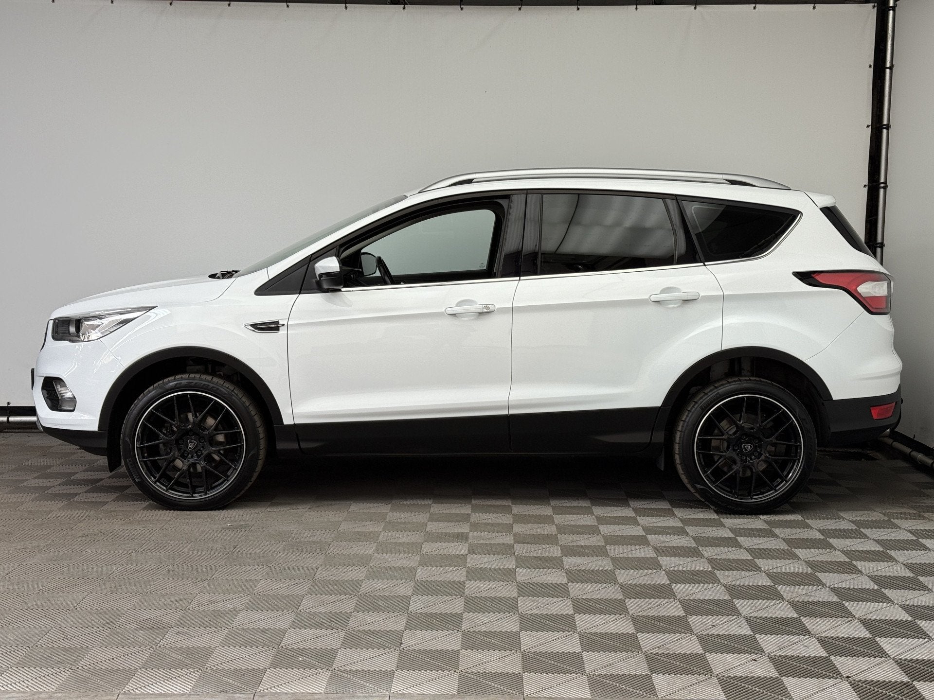 Ford Kuga 1.5 EcoBoost Titanium LM19" Navi ECC (bj 2018), Auto's, Stof, 4 cilinders, Wit, Bedrijf