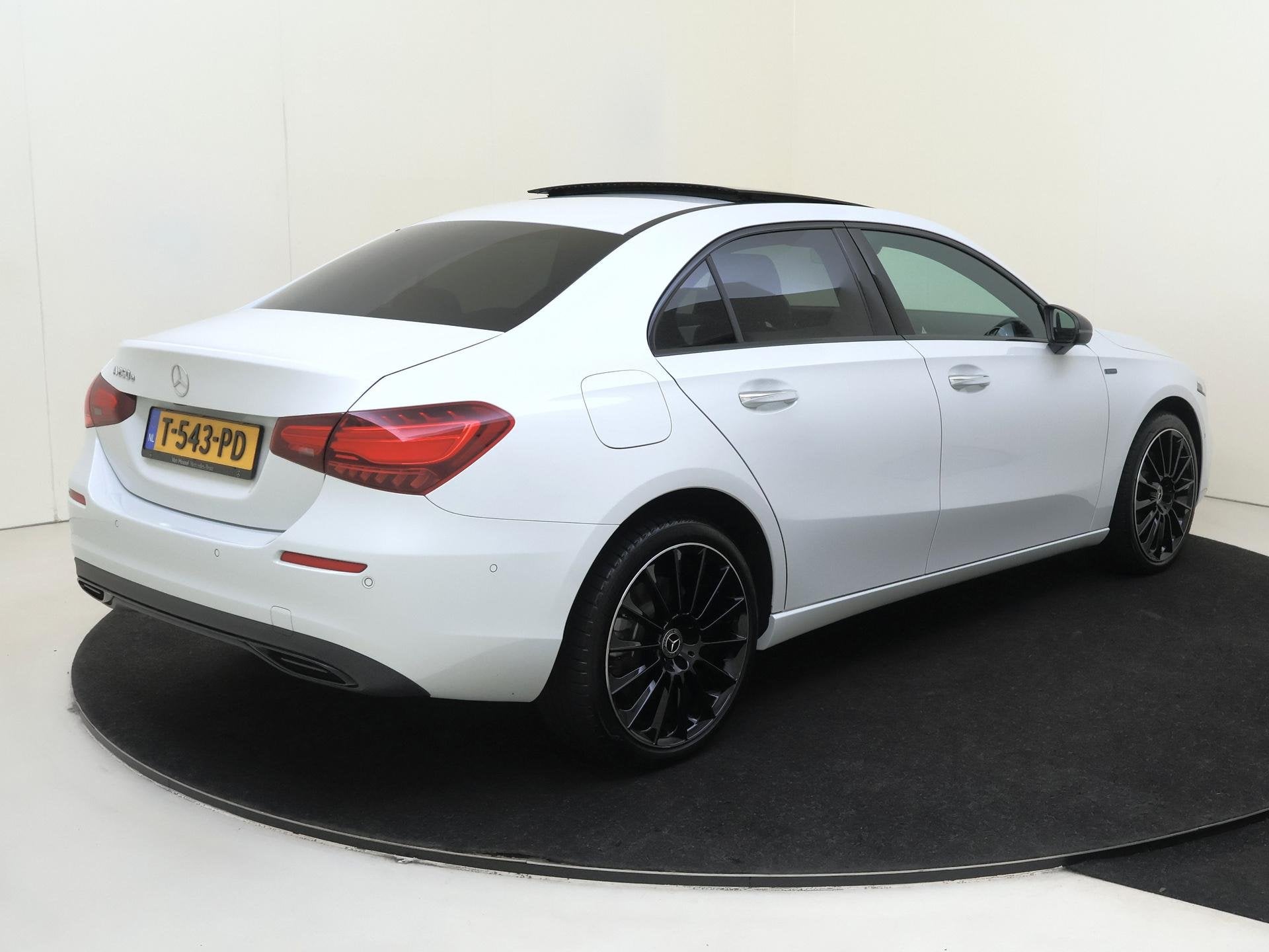 Mercedes-Benz A-klasse 250 e Luxury Line /Panoramadak /19 In, Auto's, Mercedes-Benz, Euro 6, 4 cilinders, 16 kWh, Wit