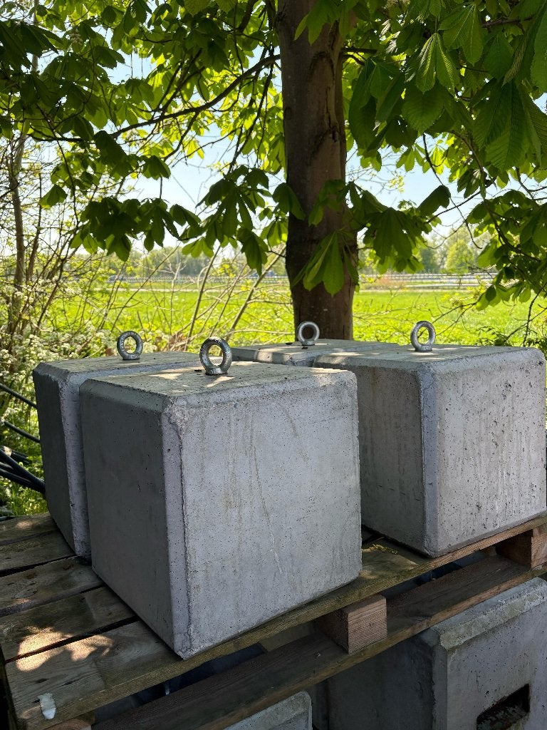 Betonblok / ballastblok 140 kg met hijsoog (prijs 4 stuks), Tuin en Terras, Ophalen, Gebruikt, Outmate B.V., D' Oldedijk 7A, 7951 LE Staphorst