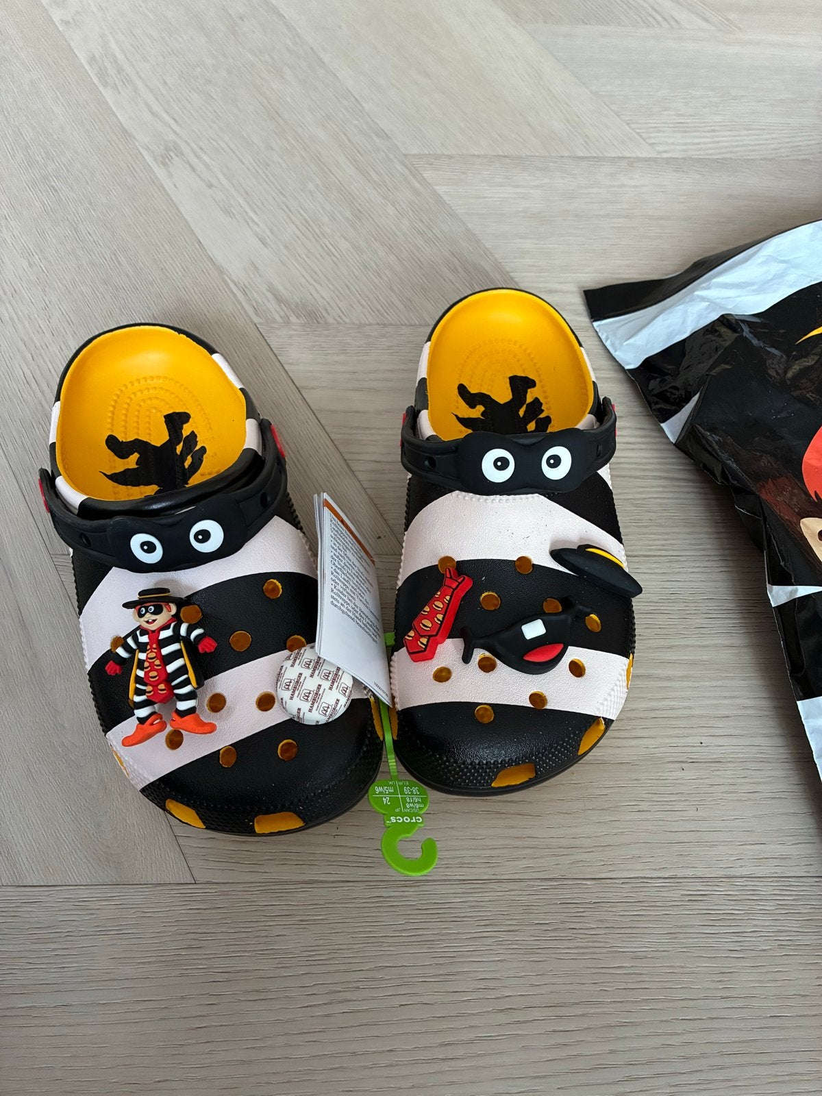 Crocs x McDonald's Hamburglar Classic Clog - Nieuw, Ophalen of Verzenden, Nieuw, Zwart, Slippers