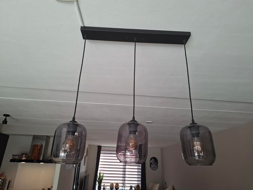 Moderne hanglamp met 3 glazen kappen, Huis en Inrichting, Lampen | Hanglampen, Ophalen of Verzenden, Zo goed als nieuw, Glas, Modern