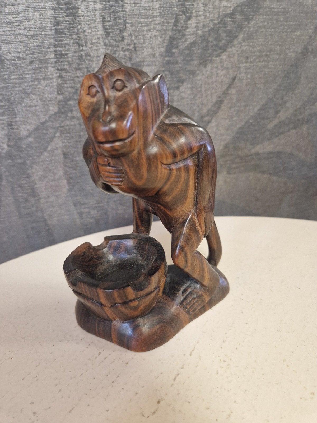 Houten Aap Beeldje met asbak - Handgesneden, Minder dan 20 cm, Ophalen of Verzenden, Beeld, Hout