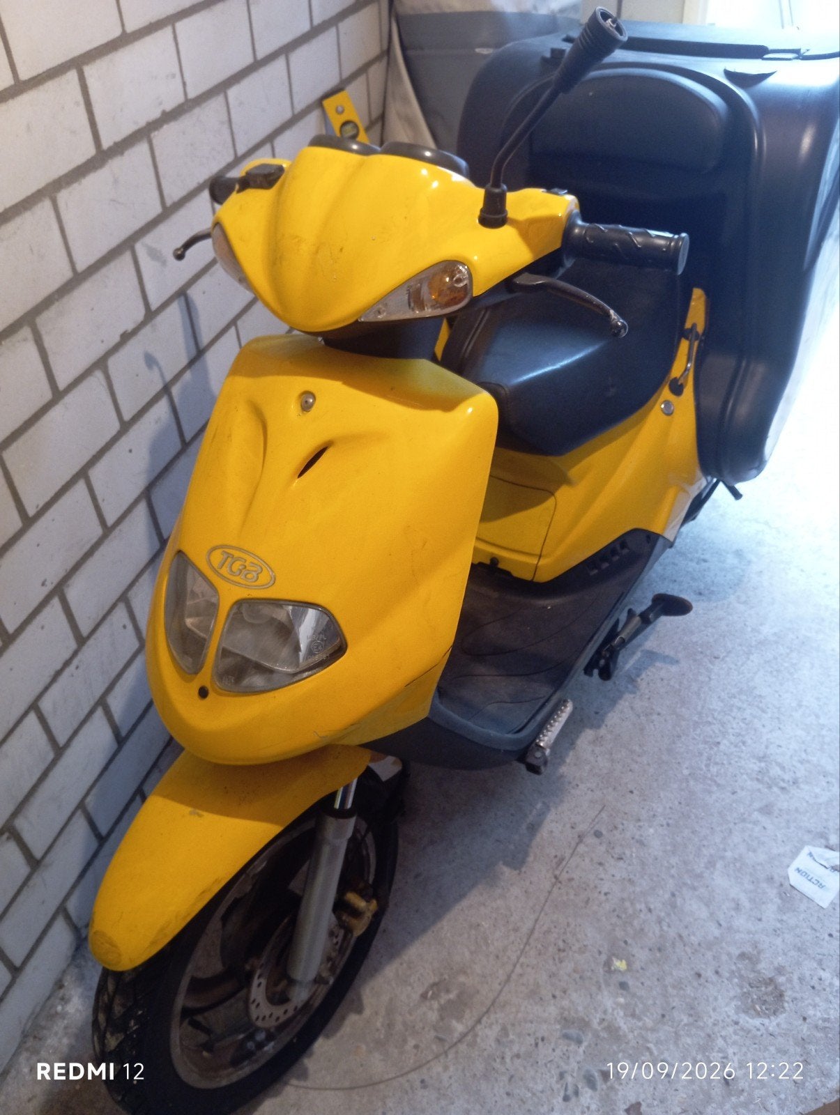Gele bezorgscooter met opbergbox -(hij rijdt niet) Ideaal vo, Ophalen, Gebruikt